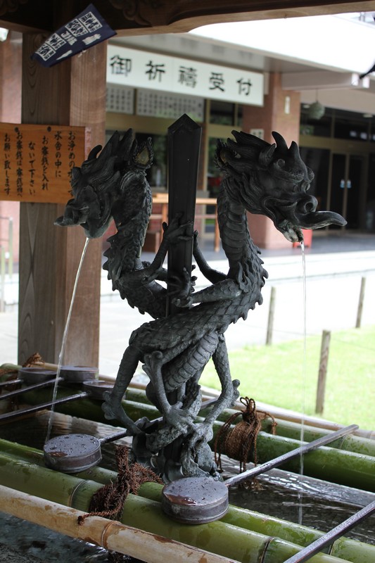 Dragon fountain to cleanse your hands and mouth with.